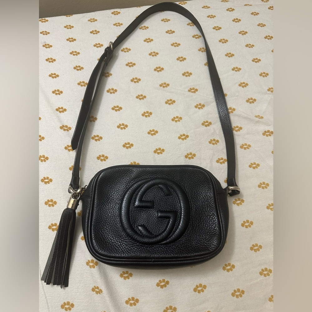 Gucci leather disco cross body in black.